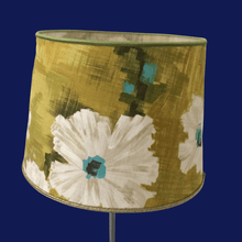 Charger l'image dans la galerie, Abatjour tambour. Tissu Harlequin à grandes fleurs. Fond marine