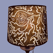 Charger l'image dans la galerie, Abatjour tambour de grande taille. Contrecollé. Batik indonésien. Allumé 2