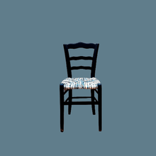 Charger l'image dans la galerie, Chaise à festons marine. Paillage Mers. fond bleu gris