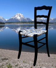 Charger l'image dans la galerie, Chaise à festons marine. Paillage Mers. Fond lac