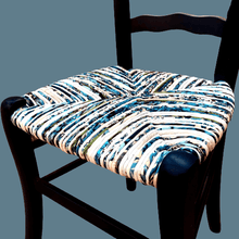 Charger l'image dans la galerie, Chaise à festons marine. Paillage Mers. Assise