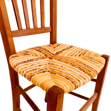 Charger l'image dans la galerie, Paire chaises paillées bois naturel. Tons curry. détail assise