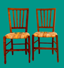 Charger l&#39;image dans la galerie, Paire chaises paillées bois naturel. Tons curry. 
