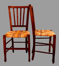 Charger l'image dans la galerie, Paire chaises paillées bois naturel. Tons curry. Face/profil