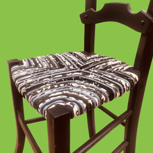 Charger l'image dans la galerie, Chaise paillée simple. Noir et blanc.