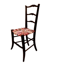 Charger l'image dans la galerie, Chaise noire, paillage Bougainvillers.