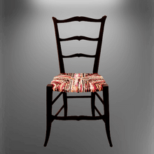 Charger l&#39;image dans la galerie, Chaise noire, paillage Bougainvillers. Face
