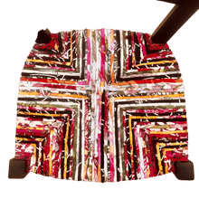 Charger l'image dans la galerie, Chaise noire, paillage Bougainvillers. Dessus