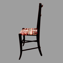Charger l&#39;image dans la galerie, Chaise noire, paillage Bougainvillers.  Profil
