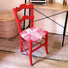 Charger l'image dans la galerie, Chaise paillée ancienne revêtue d'un paillage dans les tons rouges, roses, écru avec une pointe de vert.t Bureau