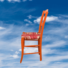 Charger l'image dans la galerie, Chaise-paillee-orange-vif-Bougainvilliers-vue-profil