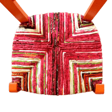 Charger l'image dans la galerie, Chaise-paillee-orange-vif-Bougainvilliers- vue-paillage