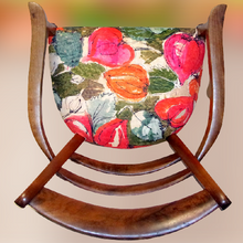 Charger l'image dans la galerie, Fauteuil tapissier en noyer. Tissu Lale Design. Dessus2