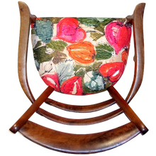 Charger l'image dans la galerie, Fauteuil tapissier en noyer. Tissu Lale Design. Dessus