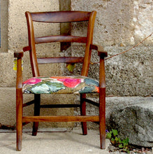 Charger l'image dans la galerie, Fauteuil tapissier en noyer. Tissu Lale Design. fond pierres