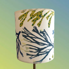 Charger l'image dans la galerie, Les pitchounes. Abat- jour cône ou cylindre. Contrecollé sur un coton à motifs de coraux.