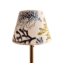 Charger l'image dans la galerie, Les pitchounes. Abat- jour cône ou cylindre. Contrecollé sur un coton à motifs de coraux.