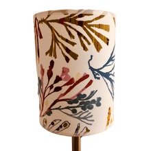 Charger l'image dans la galerie, Les pitchounes. Abat- jour cône ou cylindre. Contrecollé sur un coton à motifs de coraux.