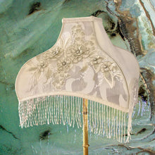 Charger l'image dans la galerie, Pagode birmane cousue main, broderies et perles. Décoration Shabby