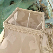 Charger l'image dans la galerie, Pagode birmane cousue main, broderies et perles. Décoration Shabby