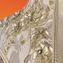 Charger l'image dans la galerie, Pagode birmane cousue main, broderies et perles. Décoration Shabby