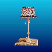 Charger l'image dans la galerie, Abat-jour plissé fleurettes. Sur un pied haut.