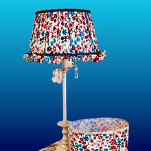 Charger l'image dans la galerie, Abat-jour plissé fleurettes et abat-jour ovale.