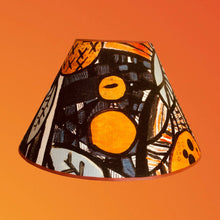 Charger l'image dans la galerie, Abat-jour conique 45cms. Tissu Tomiko orange. Detail1