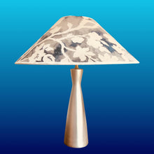 Charger l'image dans la galerie, Abat jour contrecollé en forme de chapeau chinois revêtu d'un lin brodé aux motifs floraux stylisés.