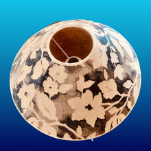 Charger l'image dans la galerie, Abat jour contrecollé en forme de chapeau chinois revêtu d'un lin brodé aux motifs floraux stylisés.