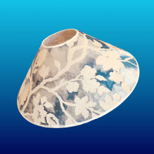 Charger l'image dans la galerie, Abat jour contrecollé en forme de chapeau chinois revêtu d'un lin brodé aux motifs floraux stylisés.