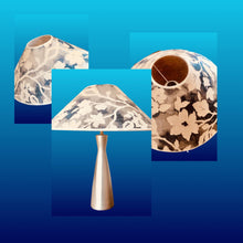 Charger l'image dans la galerie, Abat jour contrecollé en forme de chapeau chinois revêtu d'un lin brodé aux motifs floraux stylisés.