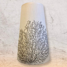 Charger l'image dans la galerie, Abat jours contrecollés sur des tissus dans les tons bleus, lins brodés, coton fleuri