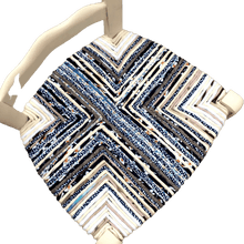 Charger l'image dans la galerie, Chaise ancienne blanche, paillée dans les tons bleus, taupe, écrus. Dessus