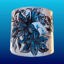 Charger l&#39;image dans la galerie, Abat jour tambour 22 cms. Contrecollé sur un tissu écru à motifs floraux stylisés bleus.
