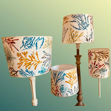Charger l&#39;image dans la galerie, Abat-jours tambour, tissu coton à motifs de coraux, en trois tailles.
