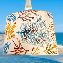 Charger l&#39;image dans la galerie, Abat-jours tambour, tissu coton à motifs de coraux, en trois tailles.
