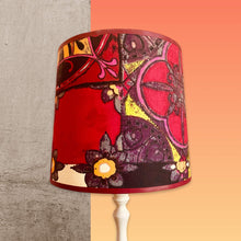 Charger l&#39;image dans la galerie, Abat jour de forme tambour revêtu d&#39;un coton contrecollé. Motifs vitraux prune, rose, vert, écru.
