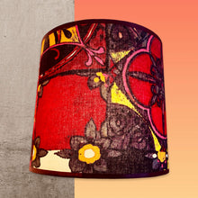 Charger l&#39;image dans la galerie, Abat jour de forme tambour revêtu d&#39;un coton contrecollé. Motifs vitraux prune, rose, vert, écru.
