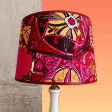 Charger l&#39;image dans la galerie, Abat jour de forme tambour revêtu d&#39;un coton contrecollé. Motifs vitraux prune, rose, vert, écru.
