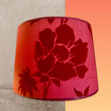 Charger l&#39;image dans la galerie, Abat jour tambour contrecollé. Tissu velours broché à motifs fleurs sur imitation soie. Prune, Rouge
