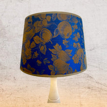 Charger l&#39;image dans la galerie, Abat jour tambour. Jacquard de coton contrecollé. Motifs floraux vieil or sur fond bleu. Tissu Canovas
