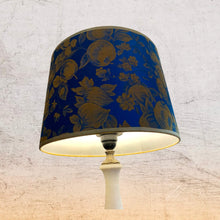 Charger l&#39;image dans la galerie, Abat jour tambour. Jacquard de coton contrecollé. Motifs floraux vieil or sur fond bleu. Tissu Canovas
