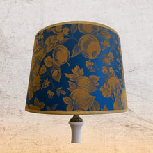 Charger l&#39;image dans la galerie, Abat jour tambour. Jacquard de coton contrecollé. Motifs floraux vieil or sur fond bleu. Tissu Canovas
