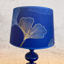 Charger l&#39;image dans la galerie, Abat jour de forme tambour revêtu d&#39;un coton contrecollé. Feuilles de Ginko biloba sur fond marine.

