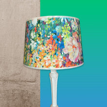 Charger l&#39;image dans la galerie, Abat jour de forme tambour revêtu d&#39;un coton à motifs floraux comme un tableau de Monet
