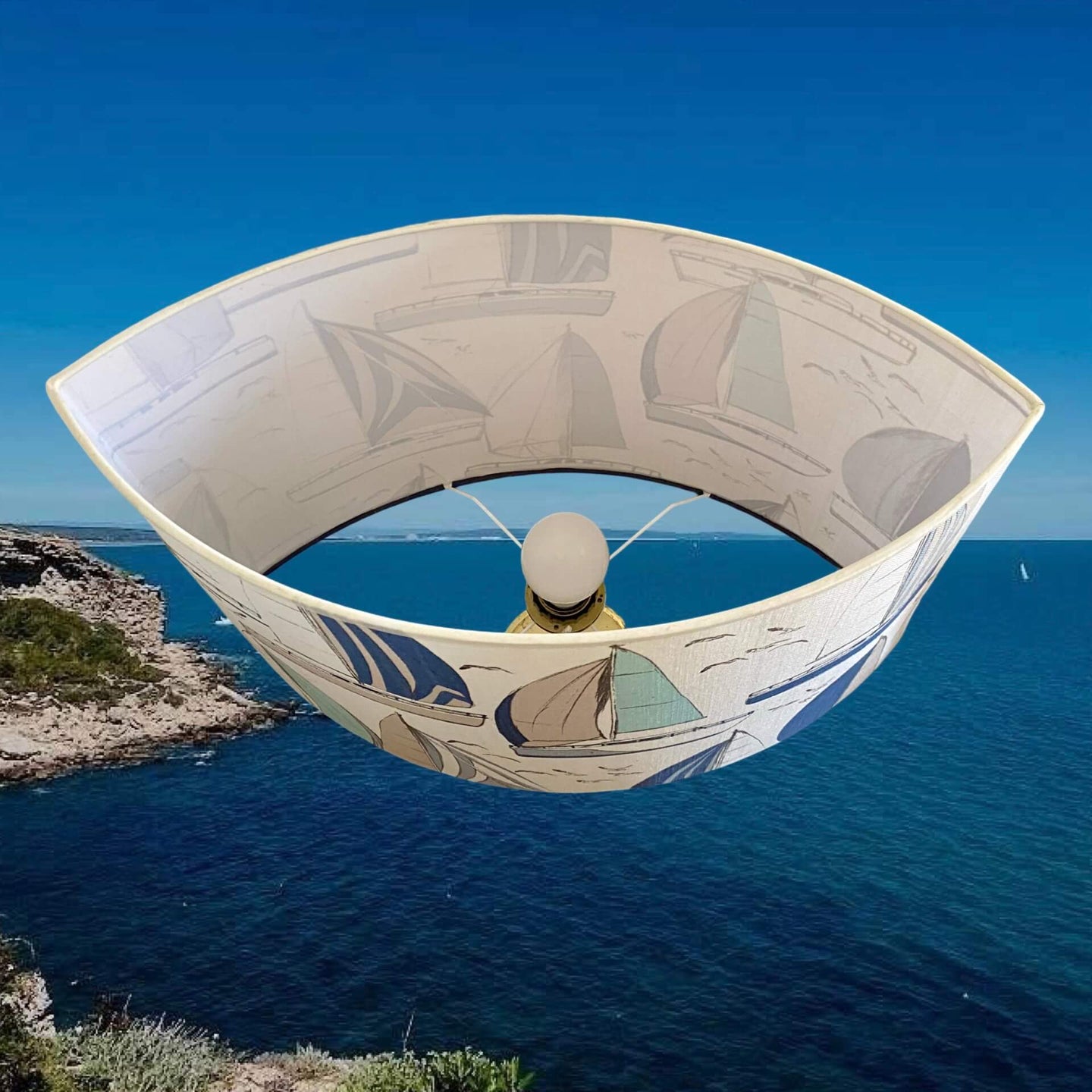 Abat-jours ovale pointu et tambour. Tissu motifs voiliers, contrecollé.