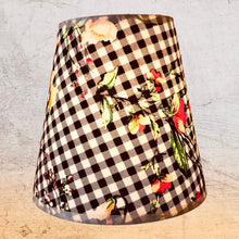 Charger l&#39;image dans la galerie, Abat-jour contrecollé sur un tissu à carreaux noirs et blancs, motifs de fleurs.
