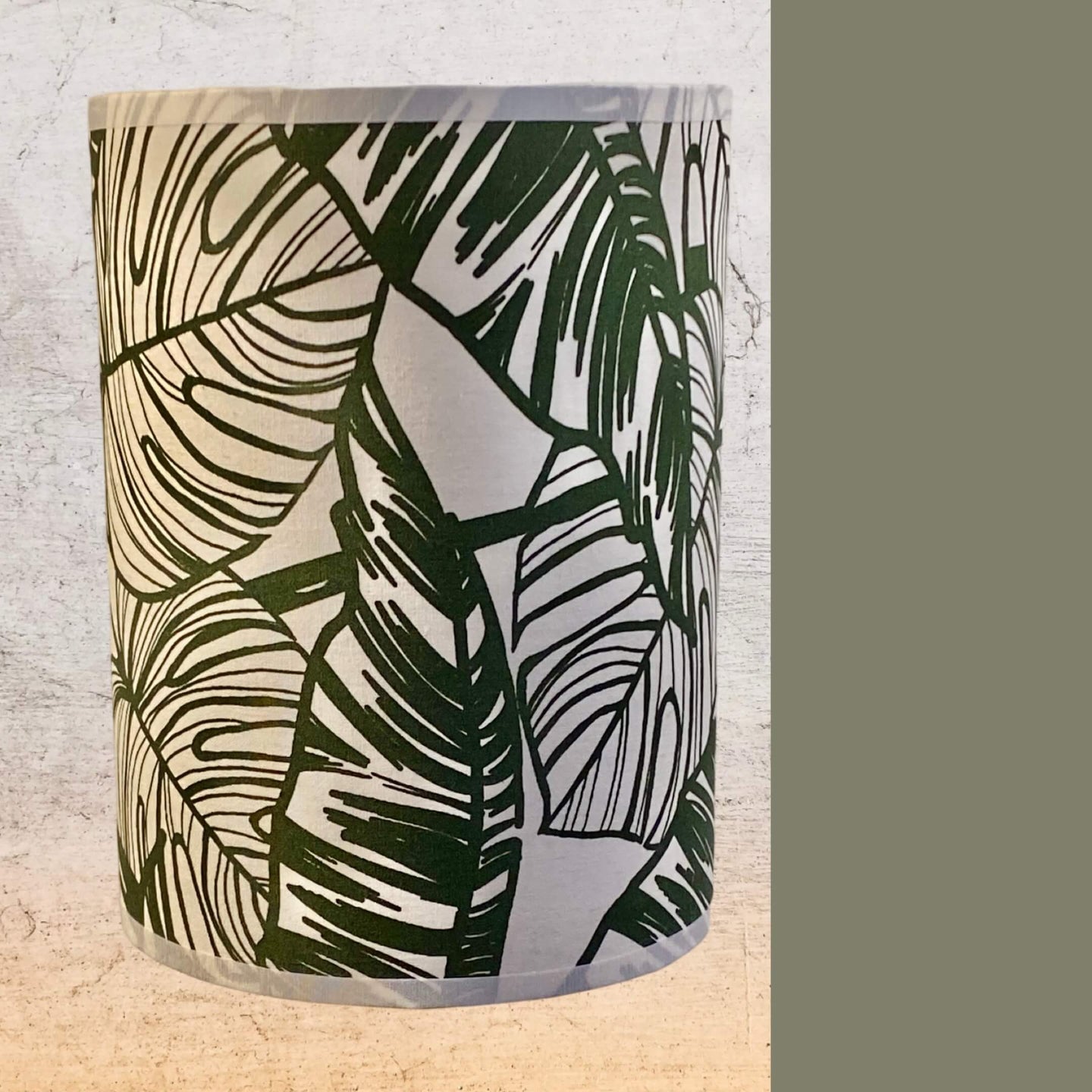 Abat jour tambour. Coton à motif végétal contrecollé. Tons verts sur fond écru.