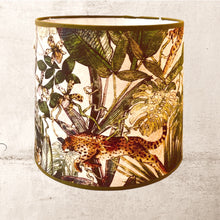Charger l&#39;image dans la galerie, Abat jour de forme tambour, contrecollé. Lin à motifs animalier.
